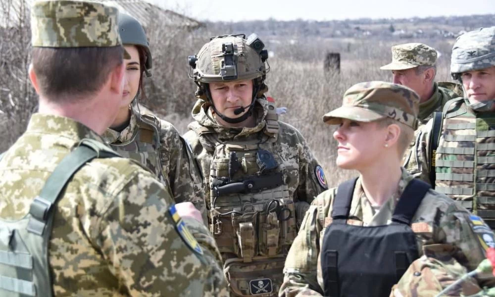 Αμερικανοί επιθεωρούν τις ουκρανικές ΕΔ στο Ντονμπάς